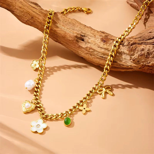 Cadena con concha nacar blanco AI 18 K