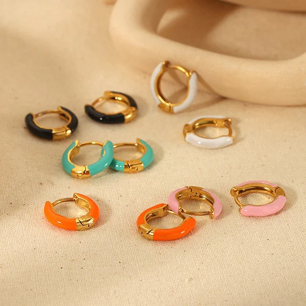 Aretes tipo huggie de esmalte colorido, inoxidables y resistentes al agua